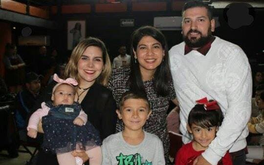 Univision Entretenimiento preguntó a la familia de Karla Luna qué opinaban de las fotos. Se limitaron a decir que
<b> las extrañan y que siguen en pie de lucha para poder verlas</b>.