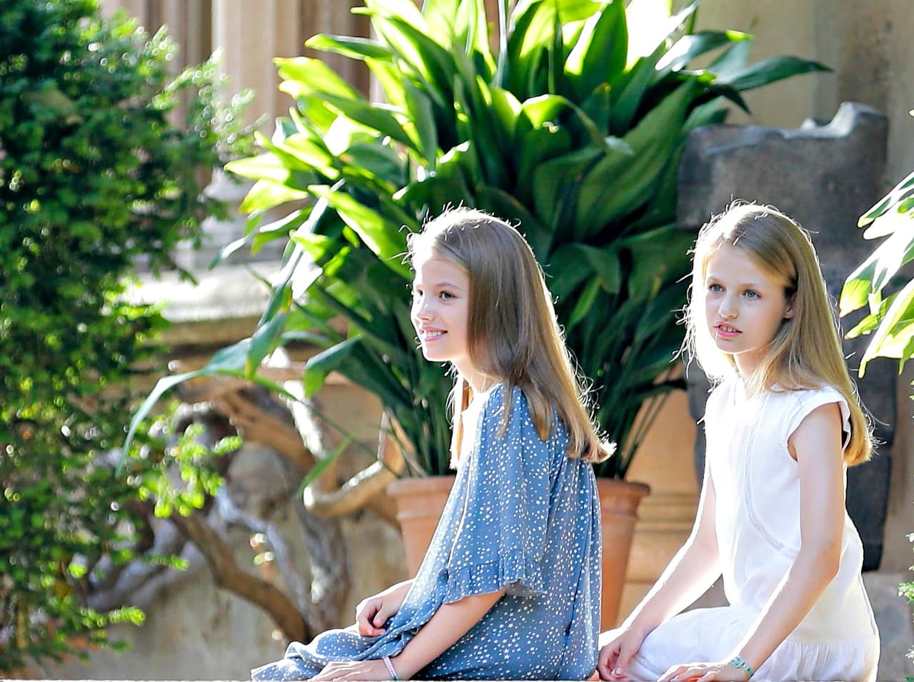 La Casa del Rey no divulgó el lugar específico donde las 'royals' pasarán este mes, pero informó que la decisión
<b>busca complementar</b> la educación formal que reciben Leonor y Sofía "con un
<b>intercambio cultural</b> con niñas y niños de
<b>diferentes nacionalidades</b>".