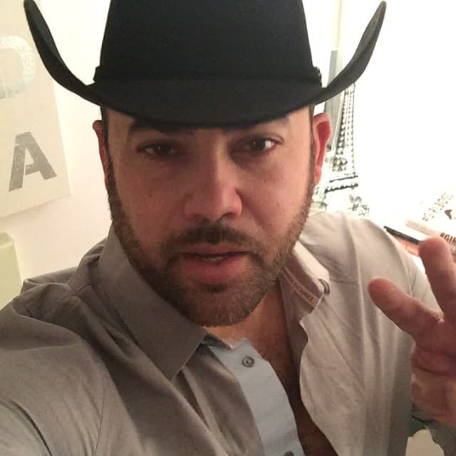 El sombrero es un accesorio de moda entre los gruperos.