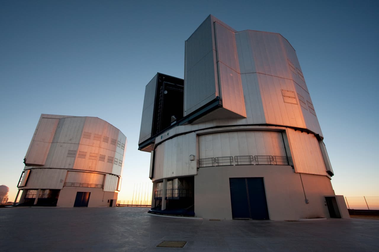 El complejo de telescopios del Observatorio Europeo Austral en el Cerro Paranal, Antofagasta, Chile, donde se hizo el descubrimiento. “Hasta ahora se han identificado miles de exoplanetas, pero poco se sabe sobre cómo se forman”, dijo en el
<a href="https://www.eso.org/public/news/eso2008/"><u>anuncio público del hallazgo</u></a> Anthony Boccaletti, que ha dirigido este estudio desde el Observatorio de París, en la Universidad PSL de Francia.
