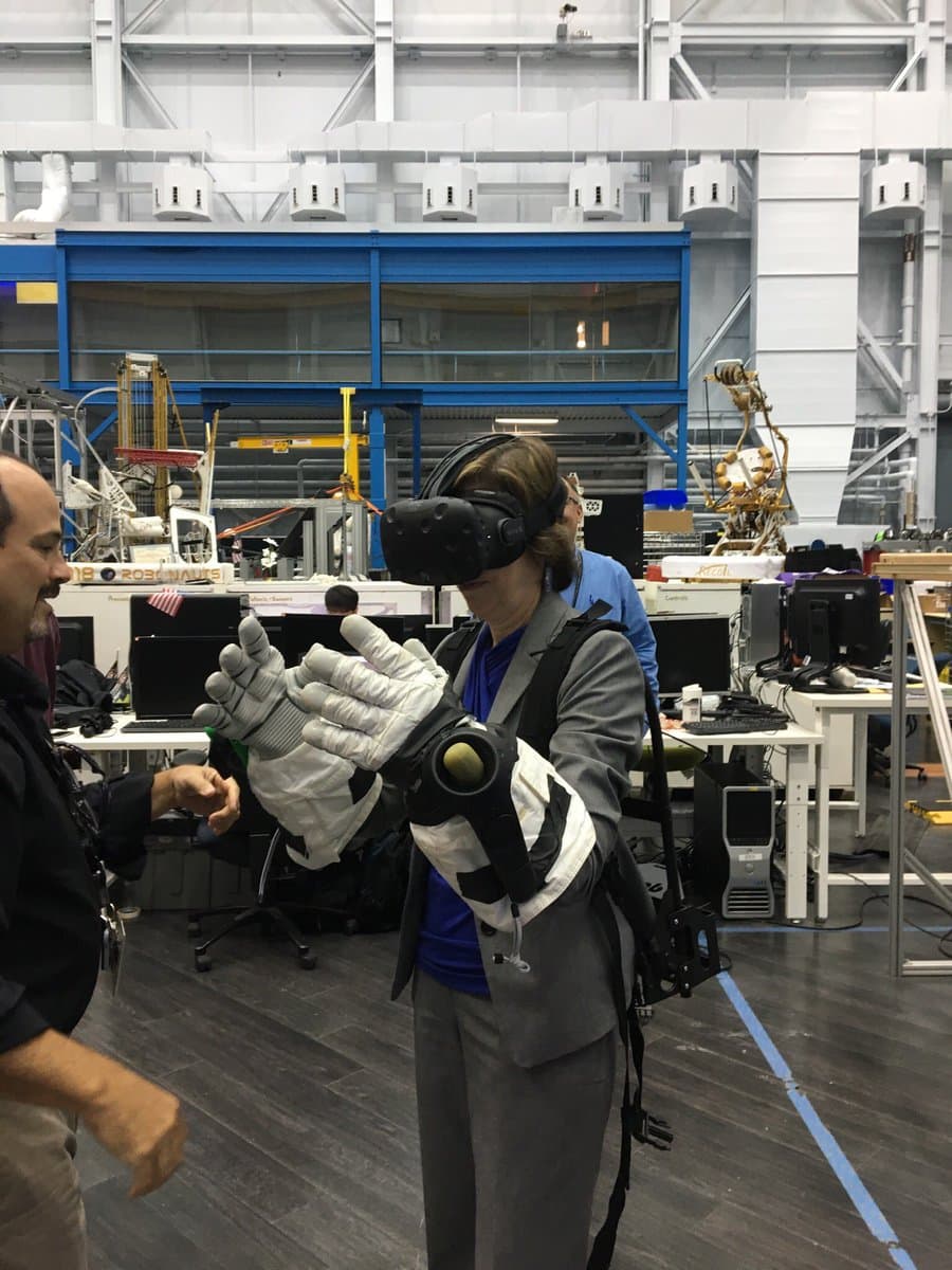 Ochoa probando lentes de realidad virtual desarrollados por el equipo de ingenieros del Centro Espacial Johnson en Houston.