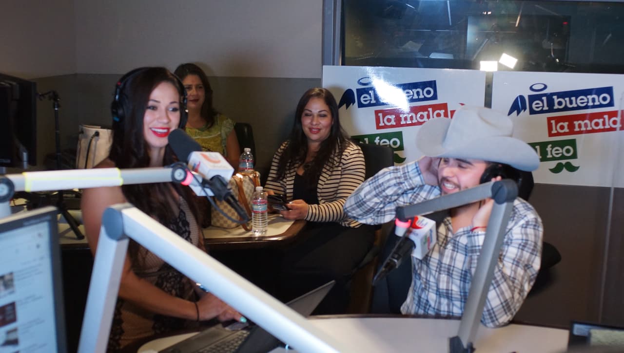 Carla Medrano enamoró a Gerardo Ortiz durante la entrevista del artista con 'El Bueno, La Mala y El Feo'.