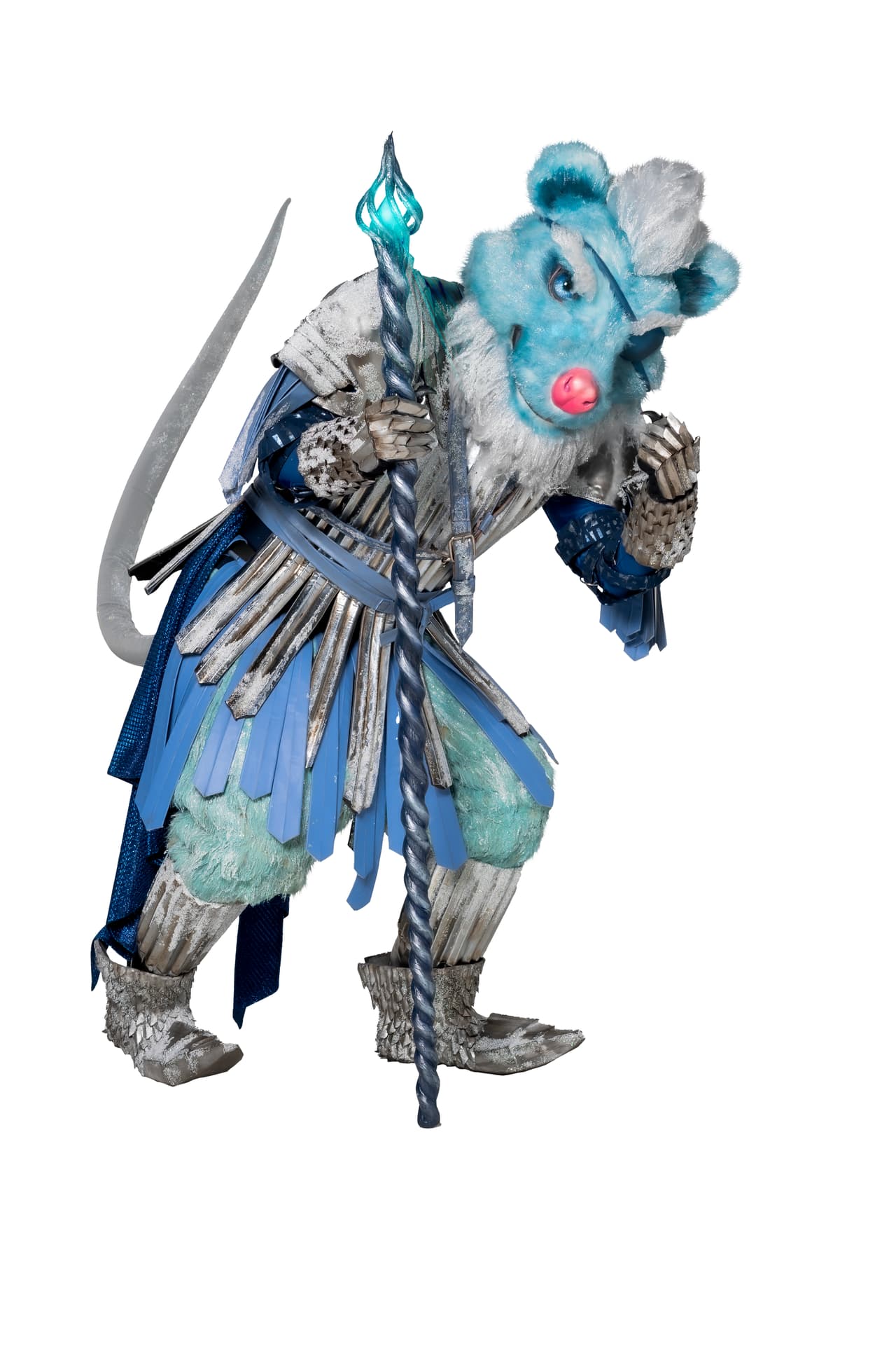 Zarigüeya. Es un viejo sabio y carismático. Su vida siempre ha estado rodeada de magia y la domina a grado de hacer con ella grandes espectáculos.