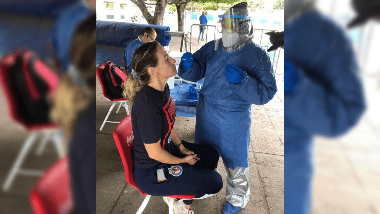Con cubrebocas, respetando la sana distancia y tomando el resto de las medidas sanitarias sugeridas, las futbolistas acudieron a las pruebas médicas para, eventualmente, comenzar a retomar las actividades.