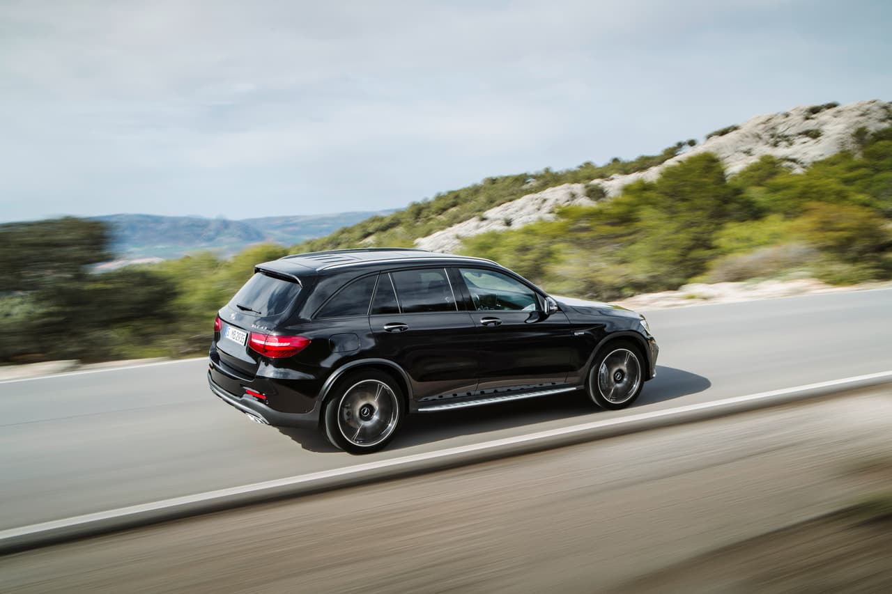 Según el fabricante la nueva Mercedes-AMG GLC43 2017 es capaz de acelerar de 0 a 60 millas por hora en 4.3 segundos alcanzando una velocidad máxima de 155 mph.