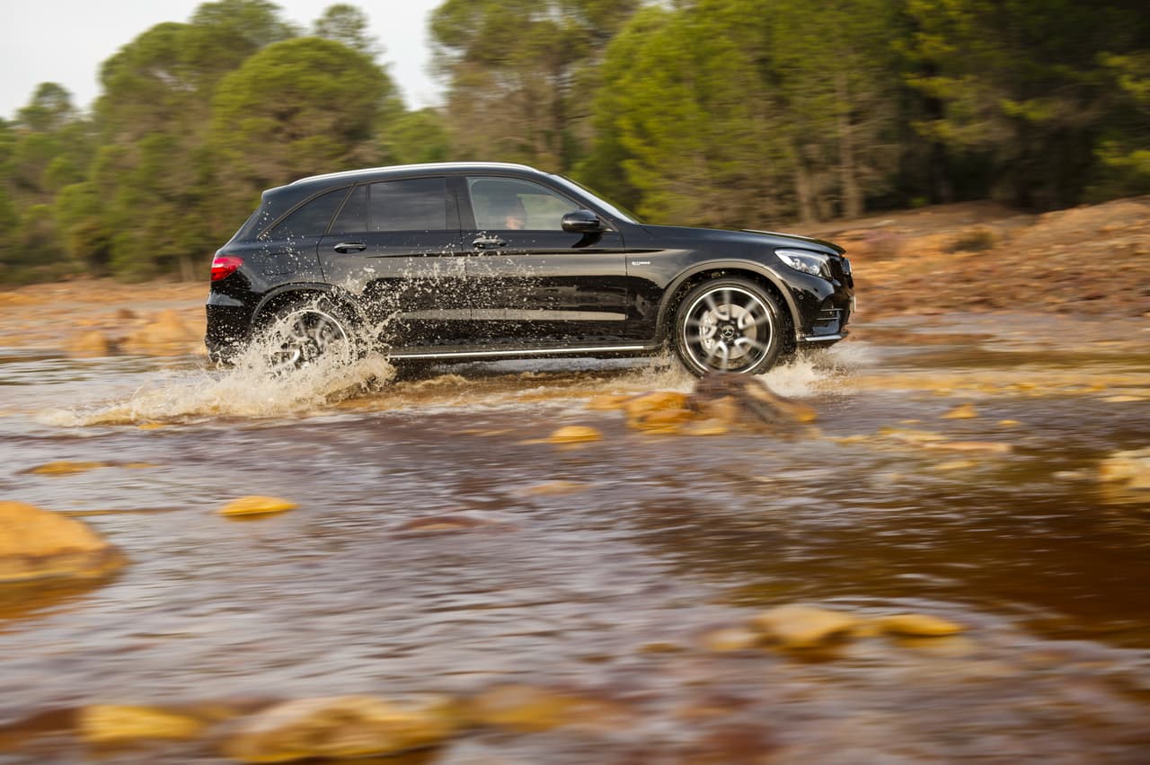 La Mercedes-AMG GLC43 2017 está equipada con un V6 doble-turbo de 3.0 litros de desplazamiento que desarrolla 362 caballos de fuerza y 384 lbs.-pie de torque