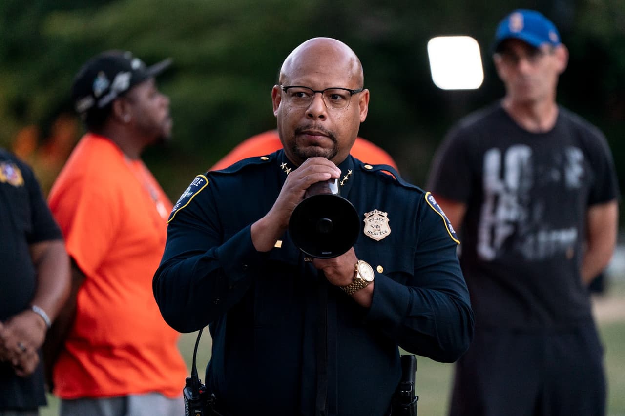 El jefe de policía de Seattle renuncia ante las críticas por su respuesta en el tiroteo en el festival gastronómico