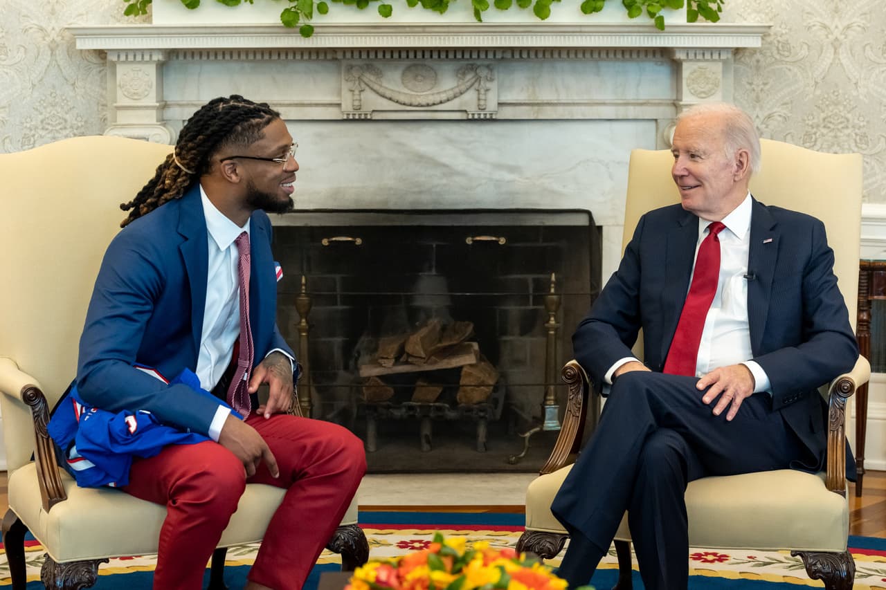 Joe Biden recibe a Damar Hamlin en la Casa Blanca: "Su coraje inspiró a USA"