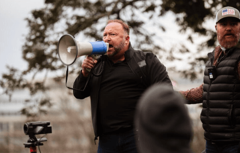 Inicia juicio contra Alex Jones, creador de Infowars que impulsó falsas teorías sobre el tiroteo en Sandy Hook