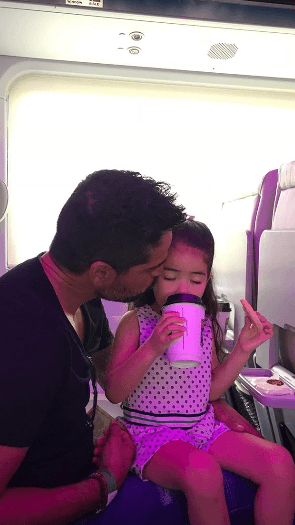 También disfrutó de un chocolatito caliente y de los besos de sus papá que no dejó de consentir a su princesa.