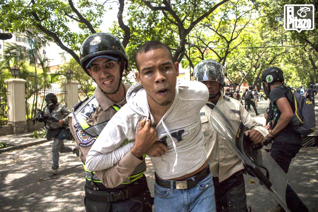 Pinto advirtió a la policía que era músico y no un manifestante. Aún así lo detuvieron.