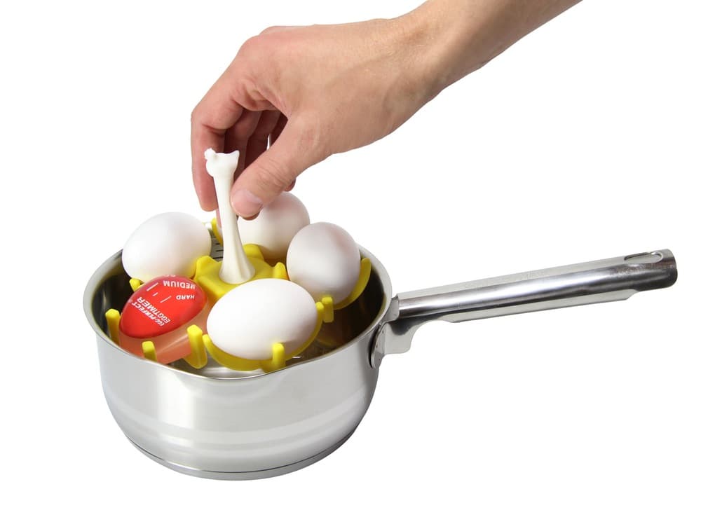 El gadget ideal para cocer los huevos a la temperatura perfecta es este Egg Perfect Timer que puedes encontrar en William and Sonoma por $6 USD.