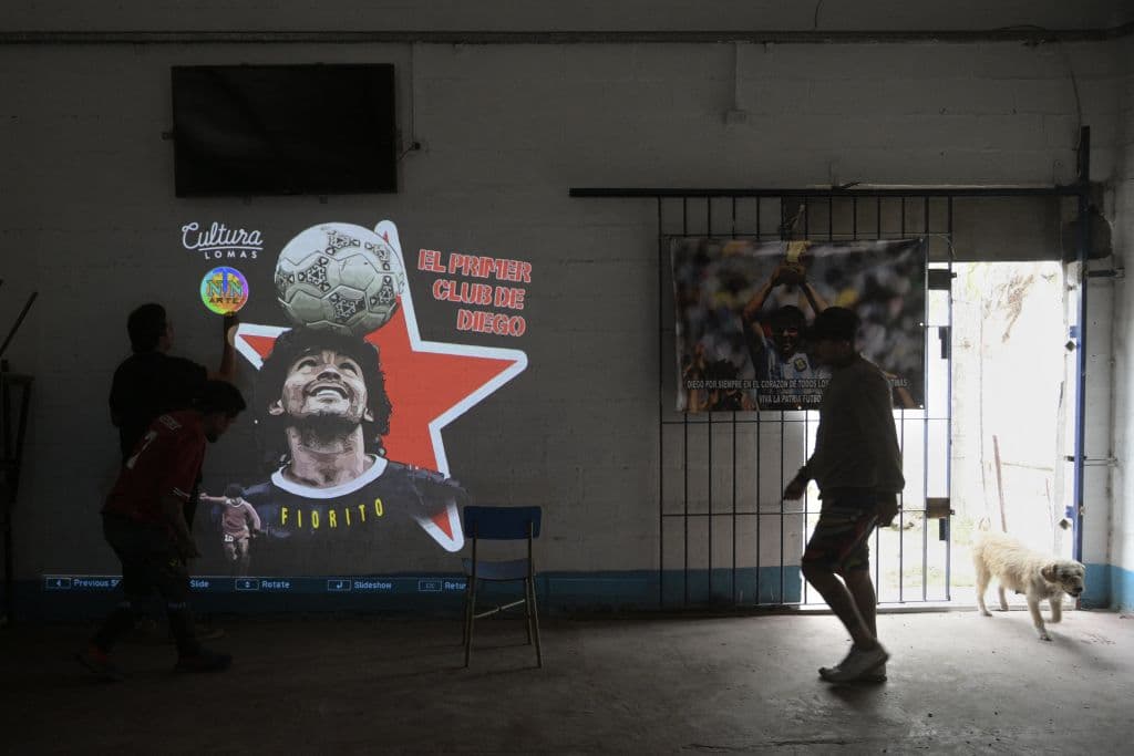 Se cumple un año de la partida de Diego Armando Maradona y el mundo del futbol lo recuerda con diferentes gestos, homenajes por parte de clubes y fanáticos y publicaciones en redes sociales; D10s sigue presente.