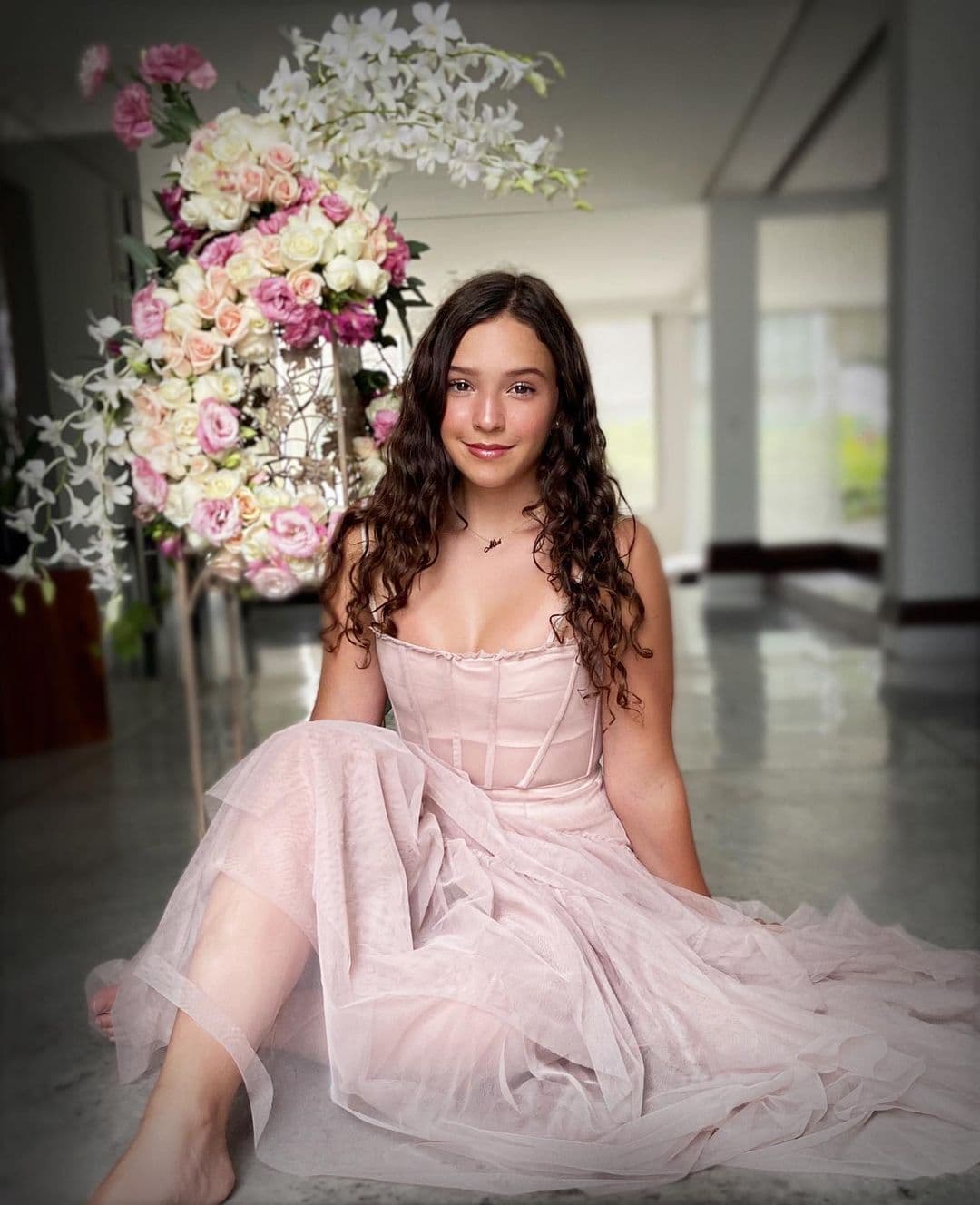 La pandemia del COVID-19 hizo que
<b>Mía Rubín</b> tuviera que celebrar su quinceañera en medio de la cuarentena, en casa y con tan solo sus papás y hermana.