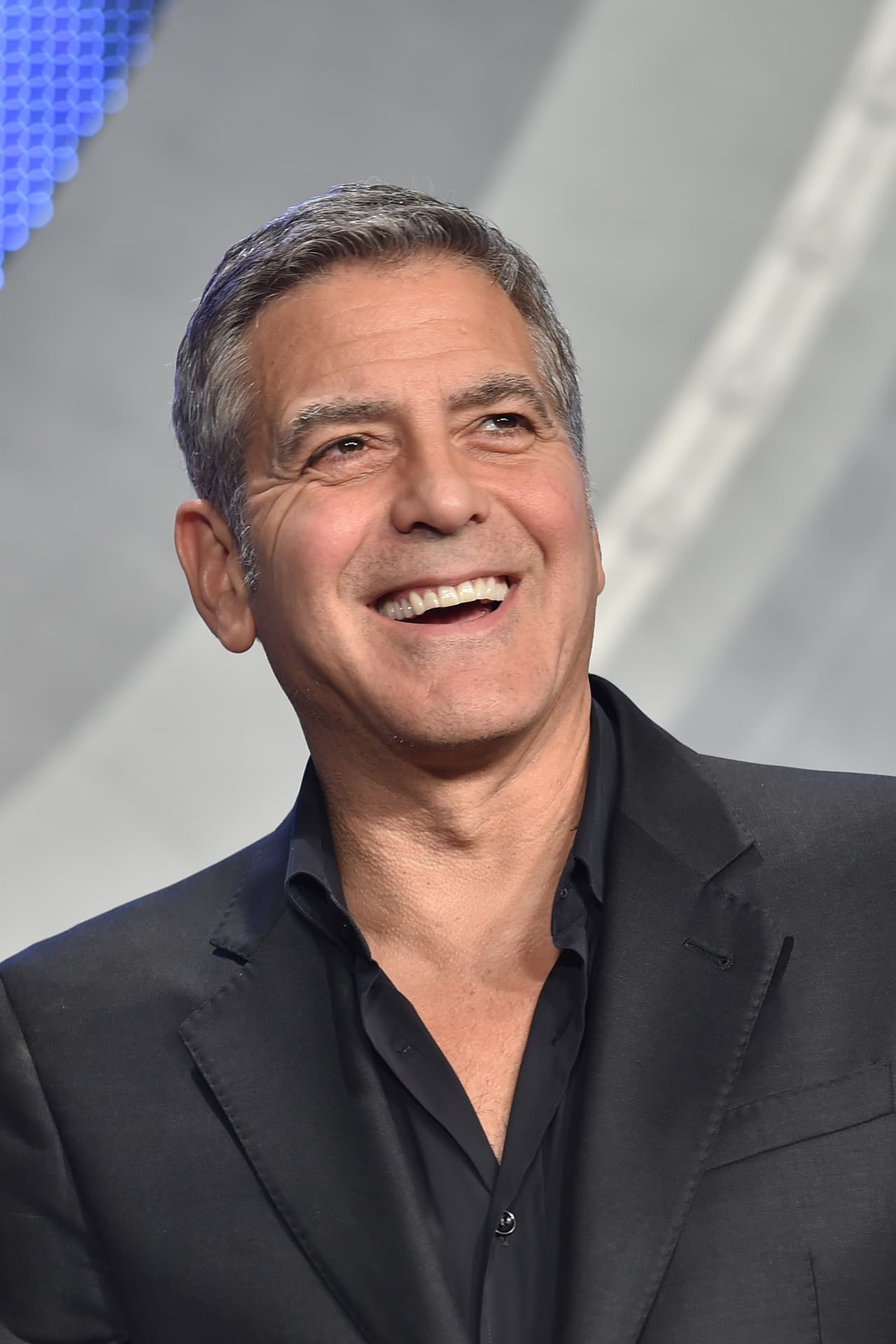 El actor llevó a su flamante esposa a la presentación de su cinta 'Tomorrowland' en la capital japonesa.