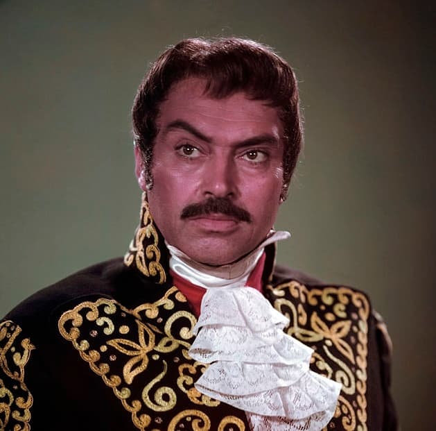 Viajó por Europa, trabajando para grandes estudios en Italia, Francia y España.