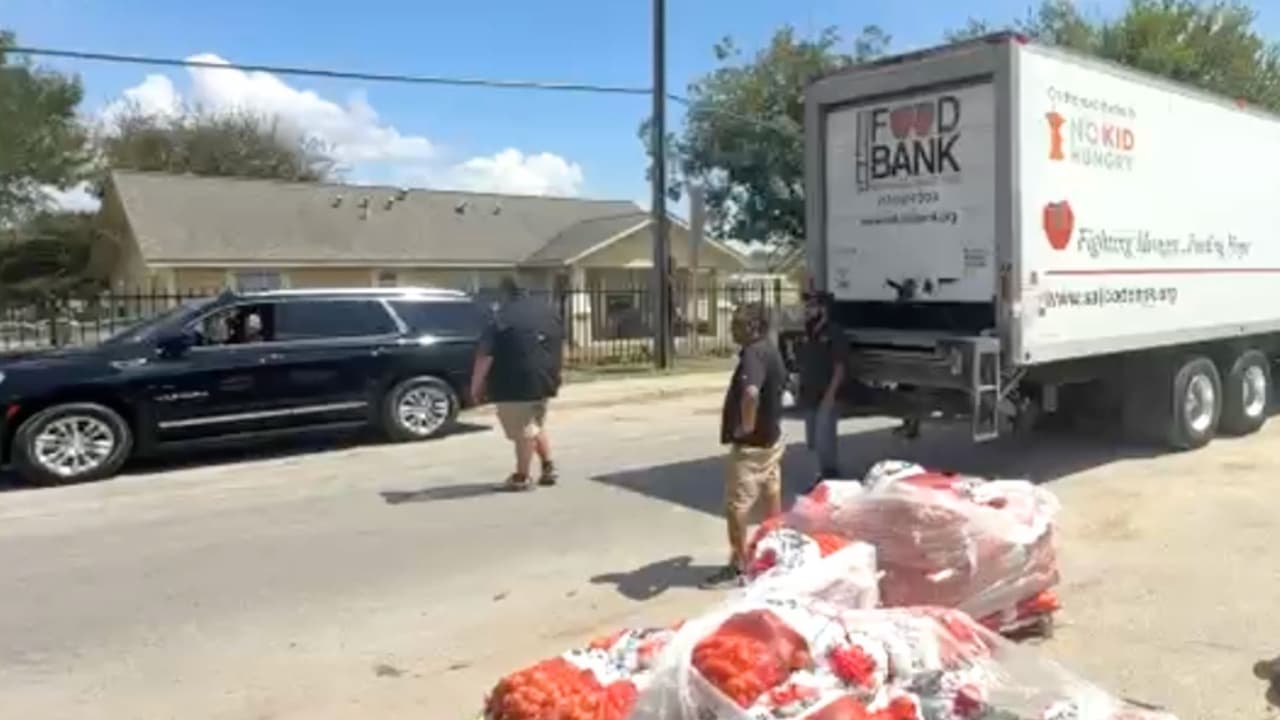 Aún sin energía eléctrica, miles de personas buscan ayuda del Banco de Comida en San Antonio