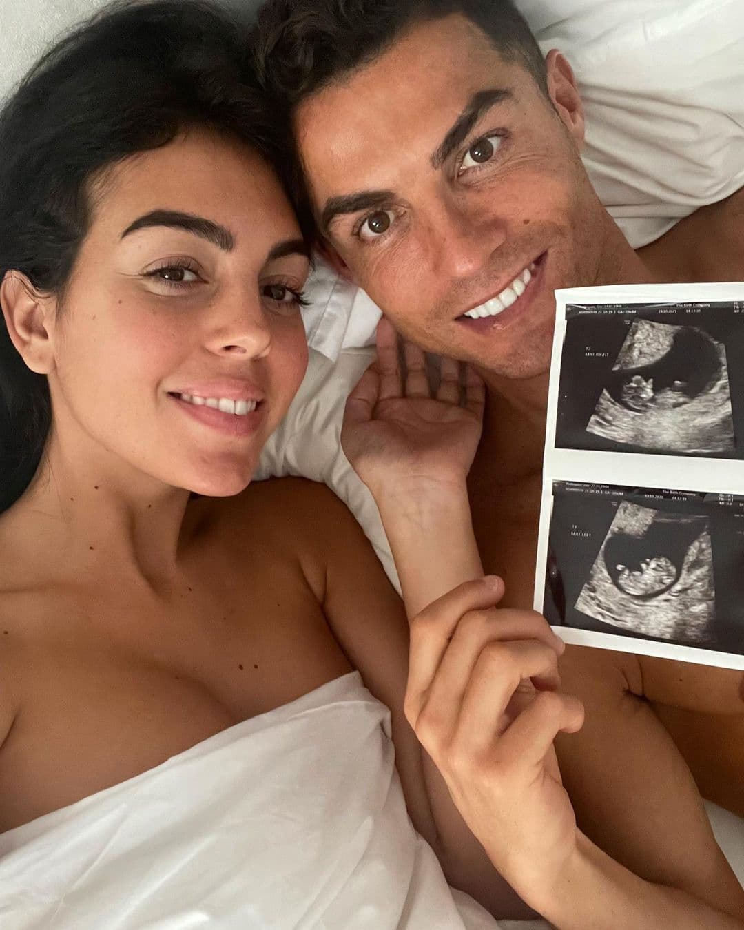 A finales de octubre de 2021, Cristiano Ronaldo informó que, junto a su esposa Georgina Rodríguez, están a la espera de gemelos.