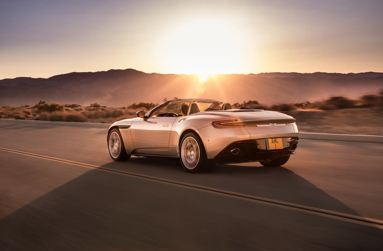 El Aston Martin DB11 Volante cuenta con una transmisión automática de ocho velocidades con paddle shfit.
