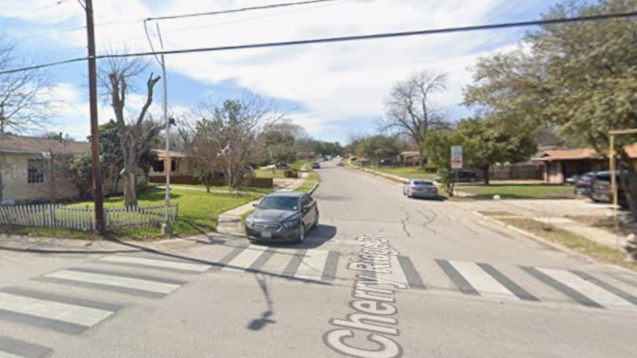 La policía de San Antonio busca al responsable de un tiroteo ocurrido en Cherry Ridge Drive, donde dos personas resultaron heridas.