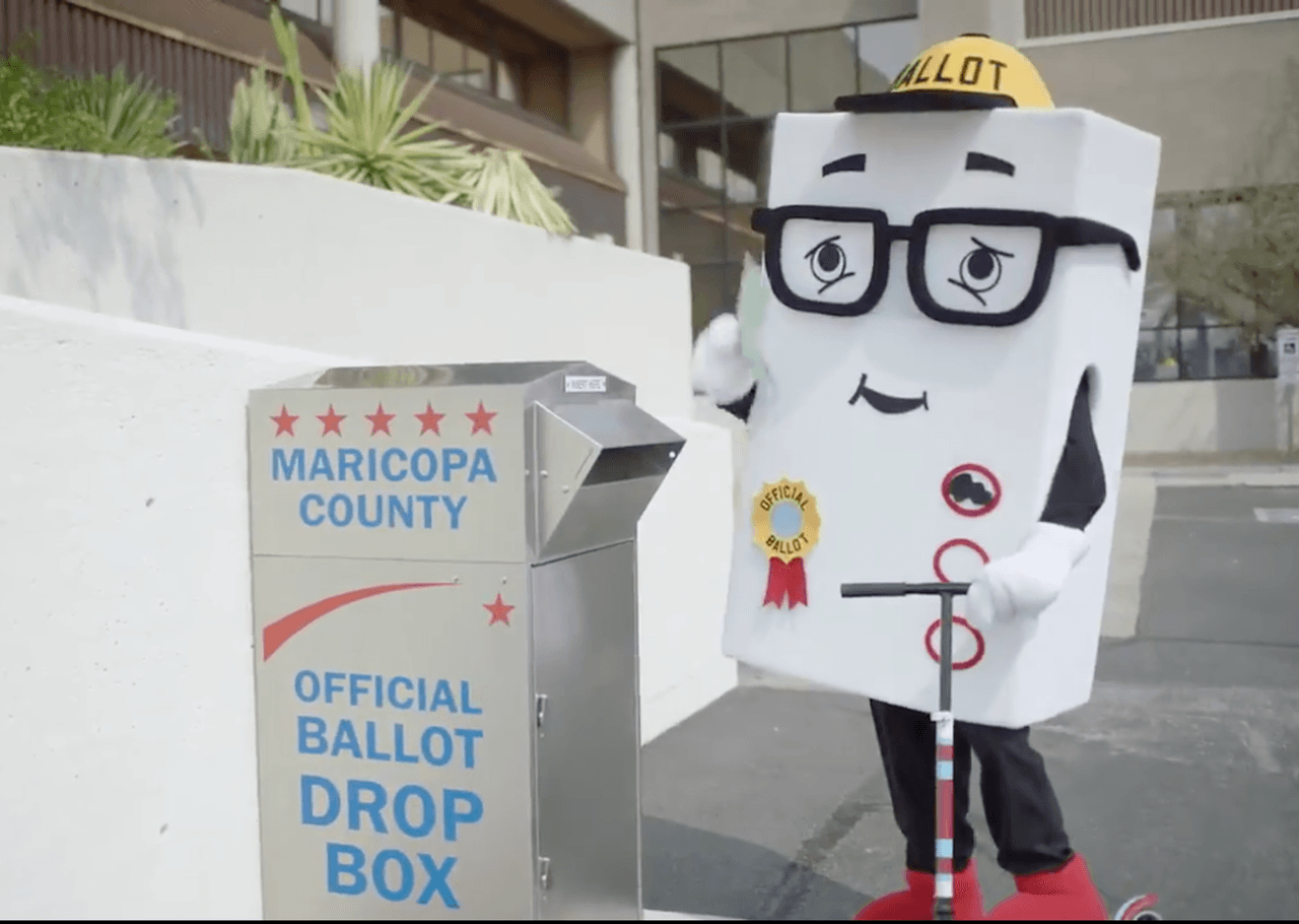 Casi medio millón ha entregado su boleta al iniciar la votación anticipada en Arizona