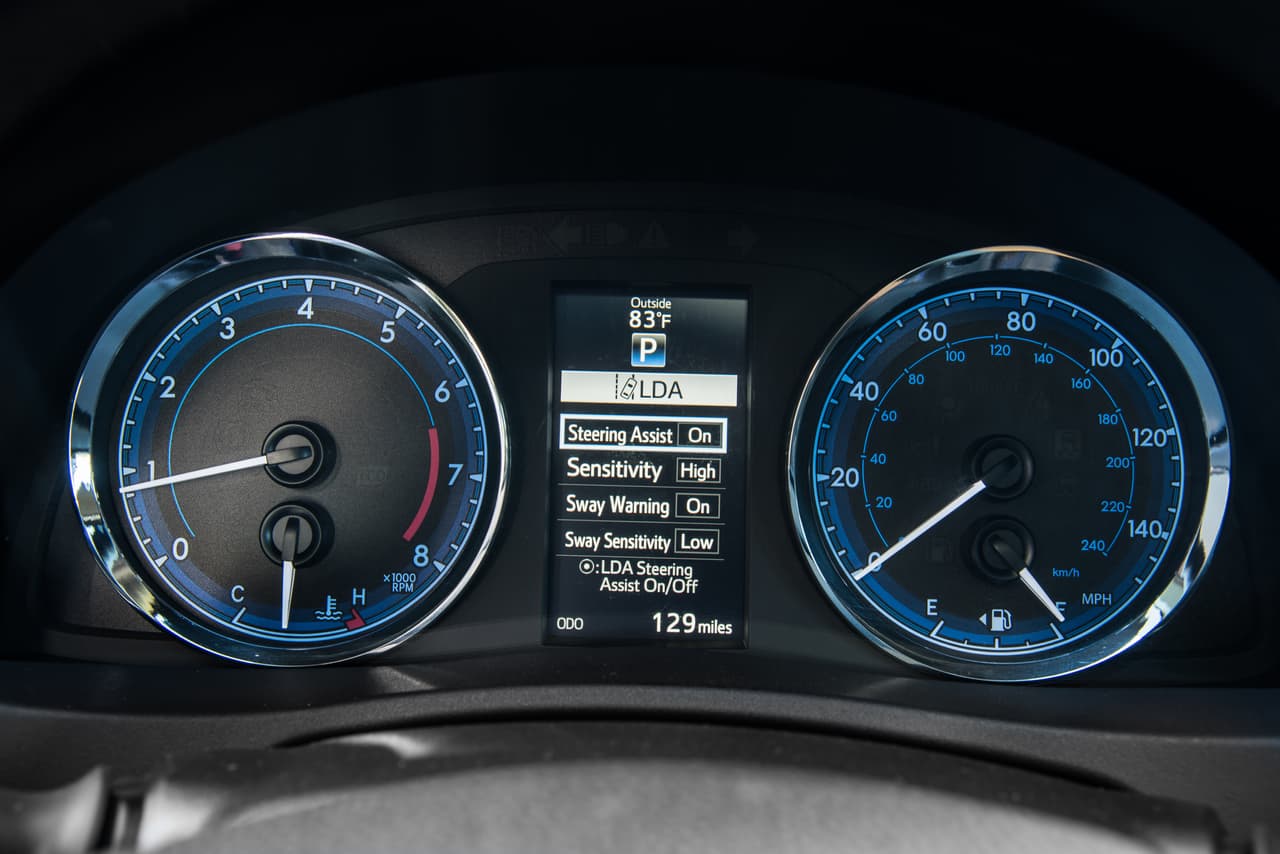 La pantalla en la parte central del panel de instrumentos (TFT) es de 3.5 pulgadas y presenta gran variedad de información que puede ser seleccionada por el conductor de acuerdo a su necesidad o preferencia.
<br>