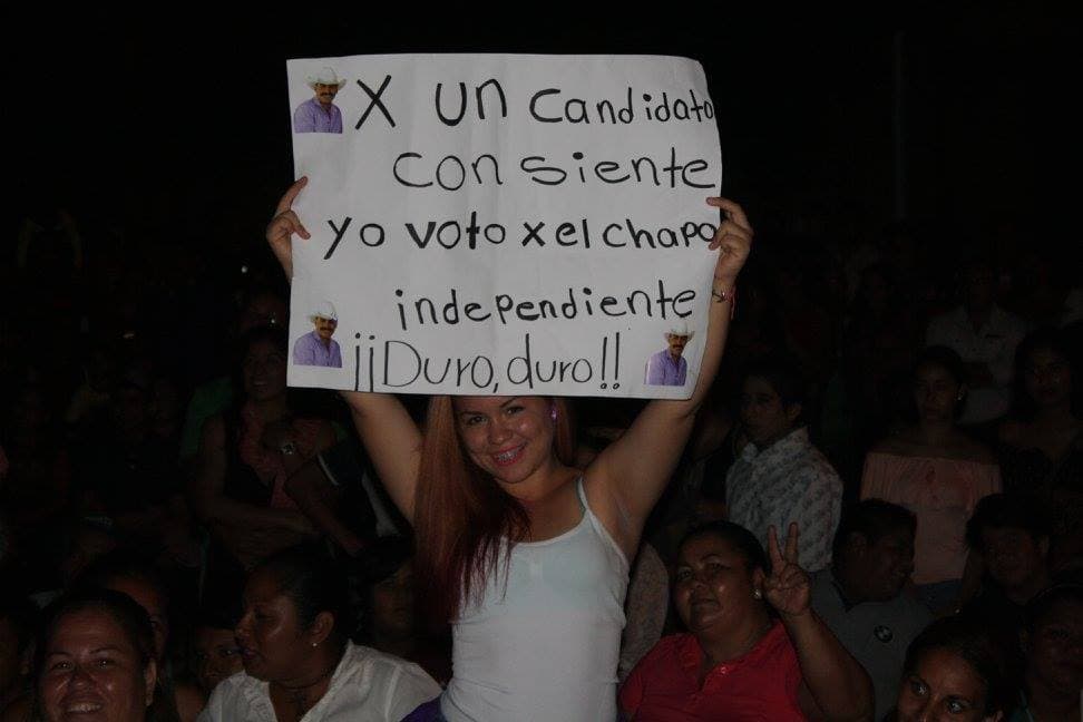 El intérprete de 'Le hace falta un beso' obtuvo la aprobación de muchos ciudadanos que con cartelones como este le demostraban su apoyo.