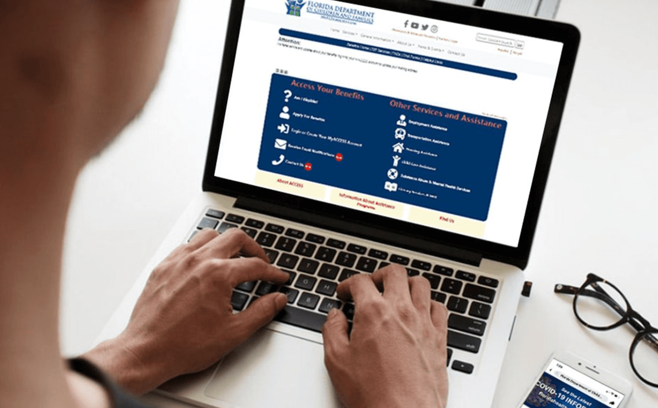 Esto incluye completar una orientación y evaluación en línea, reunirse con un asistente social y participar en actividades laborales.