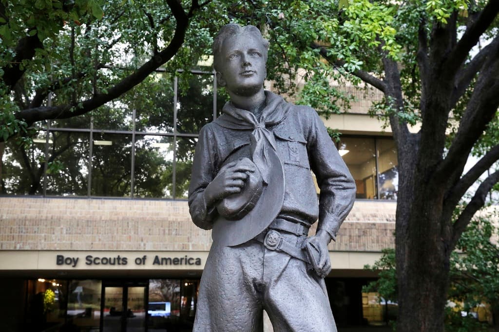 Scouting America elimina espacios para homosexuales, mujeres y personas de color ante presiones del Pentágono