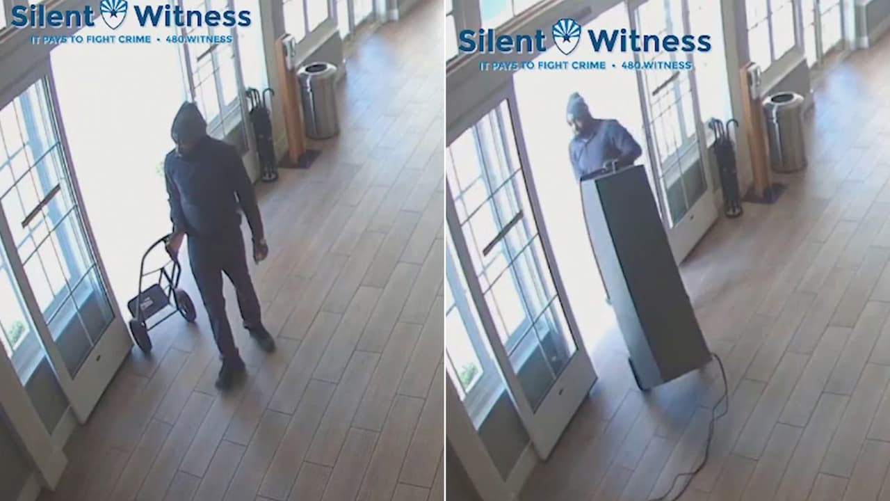 Se lo llevó en una carretilla: el momento en que un hombre entra a un hotel y se roba un cajero automático