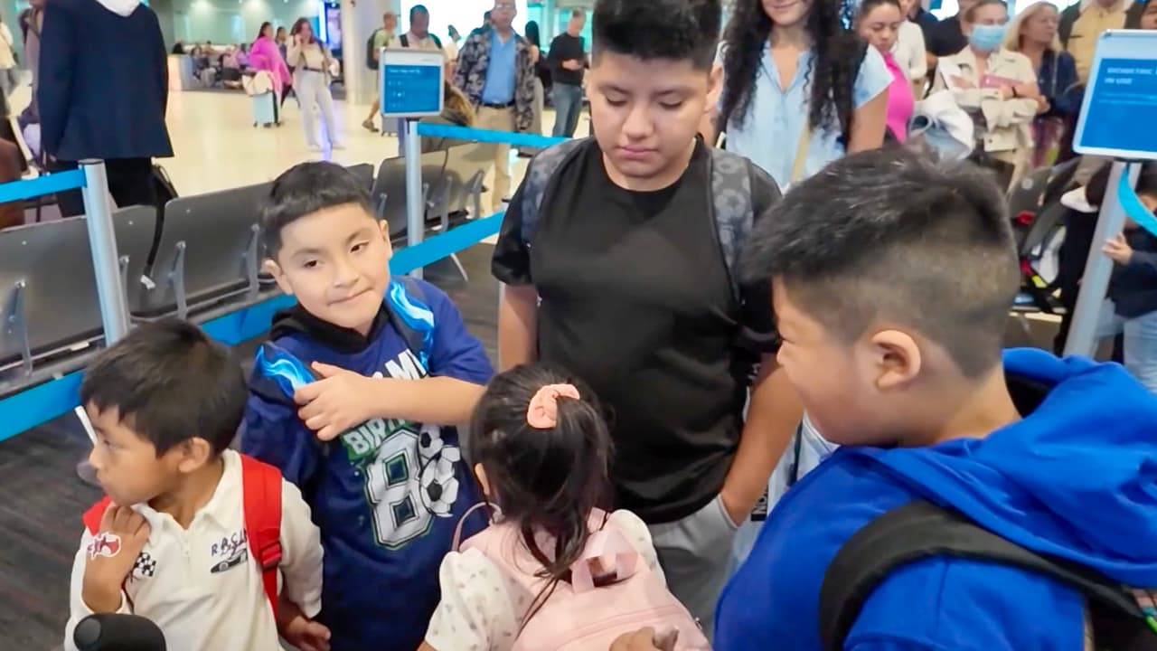 Cuatro niños se despidieron de su papá en Miami para volver a abrazar en Guatemala a su mamá deportada