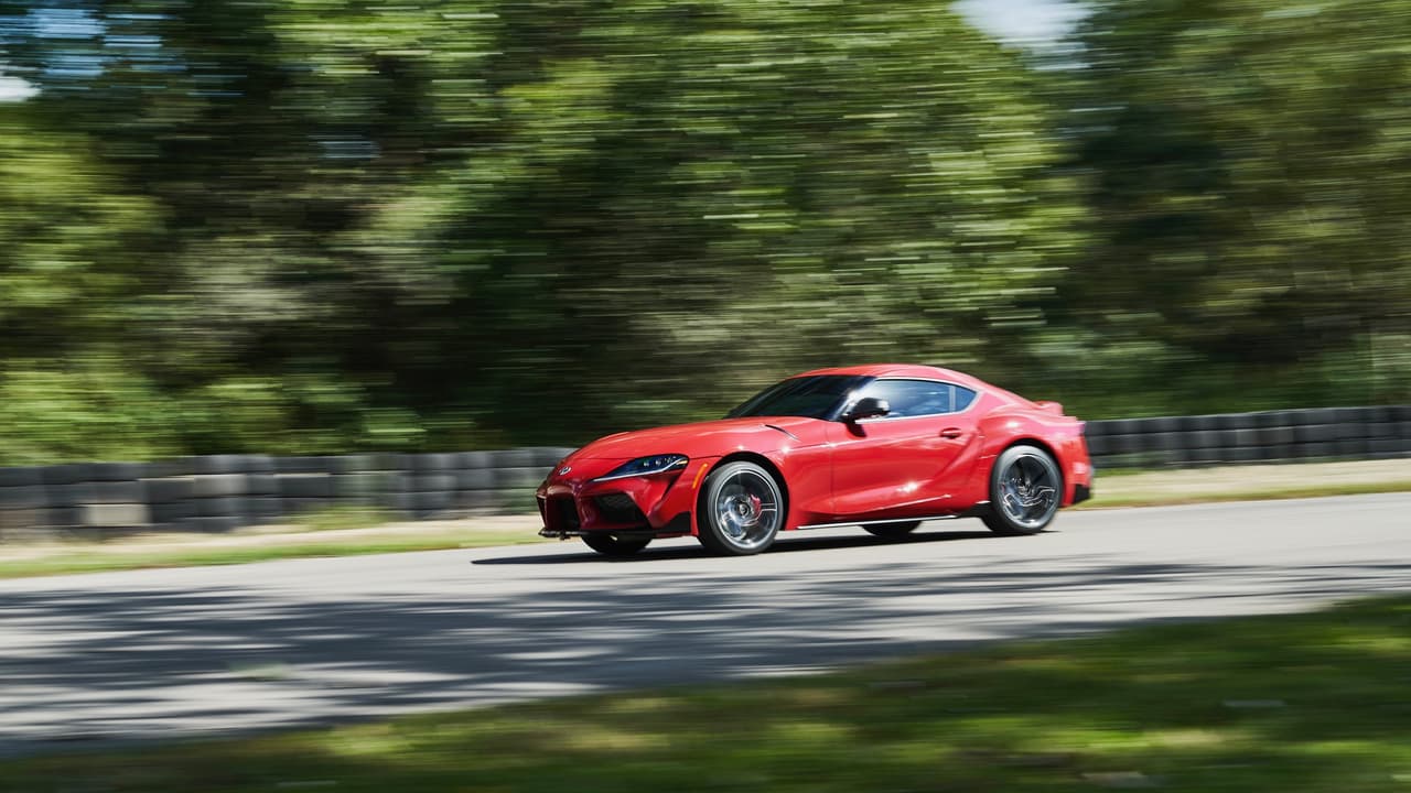 Toyota indica con orgullo justificado, que la distribución de peso entre los dos extremos del Toyota Supra 2020 logra la
<b>proporción perfecta de 50:50</b> entre sus mitades delantera y trasera, lo cual debería