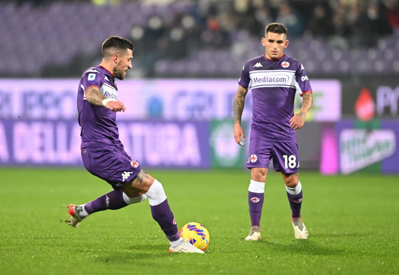 La Fiorentina no tuvo piedad del Genoa y propinó una goliza de 6-0 durante la Jornada 22 en la Serie A. Cristiano Biraghi fue el único en hacer doblete, mientras que Álvaro Odriozola, Giacomo Bonaventura, Dusan Vlahovic y Lucas Torreira sumaron goles para el triunfo de la 'Fiore'; Johan Vasqez no jugó.