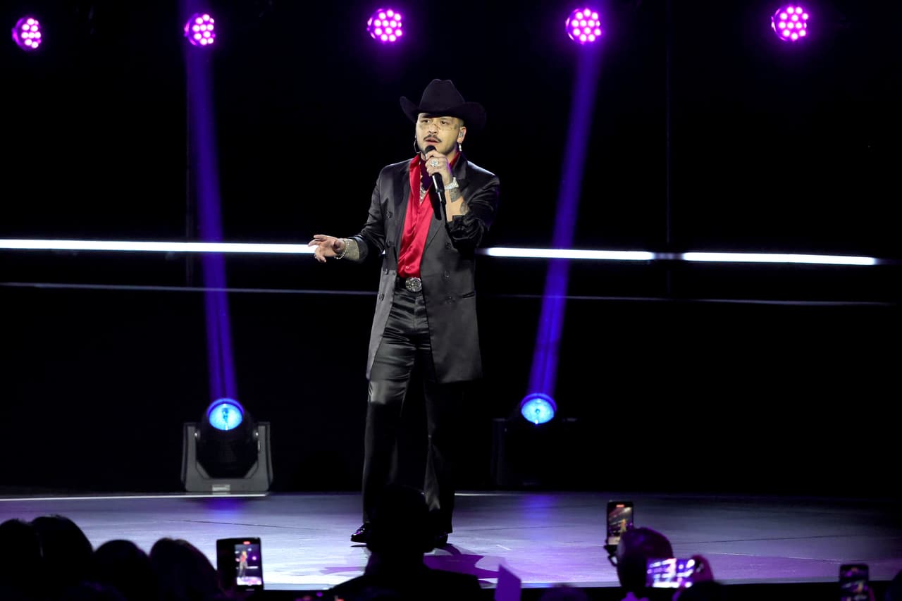 Christian Nodal se presentó en el escenario durante la Persona del Año 2022 de la Academia Latina de la Grabación en honor a Marco Antonio Solís.