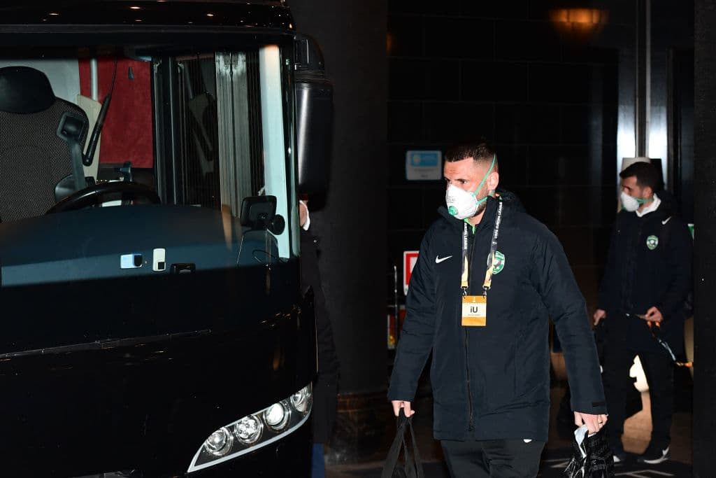 Tras la amenaza latente del coronavirus en Italia, jugadores del Ludogorets llegaron con mascarillas al partido contra el Inter a puerta cerrada.