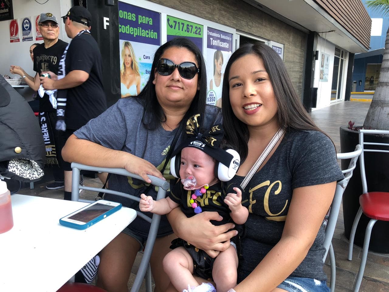 Muy prendida y animada la afición angelina, poniendo el color en León para alentar al LAFC.