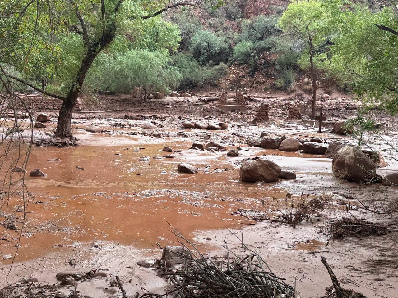 Comenzó el sábado 29 de agosto de 2026, cuando la
<b>lluvia</b> –propia de la temporada del
<b>monzón</b>– cayó con fuerza, generando una
<b><a href="https://www.univision.com/local/arizona-ktvw/inundaciones-repentinas-gran-canon-20-desaparecidos-danos" target="_blank">inundación repentina</a></b> que arrasó todo a su paso mientras los turistas disfrutaban de Bright Angel Canyon y del área de Phantom Ranch, del
<b>Gran Cañón.</b>