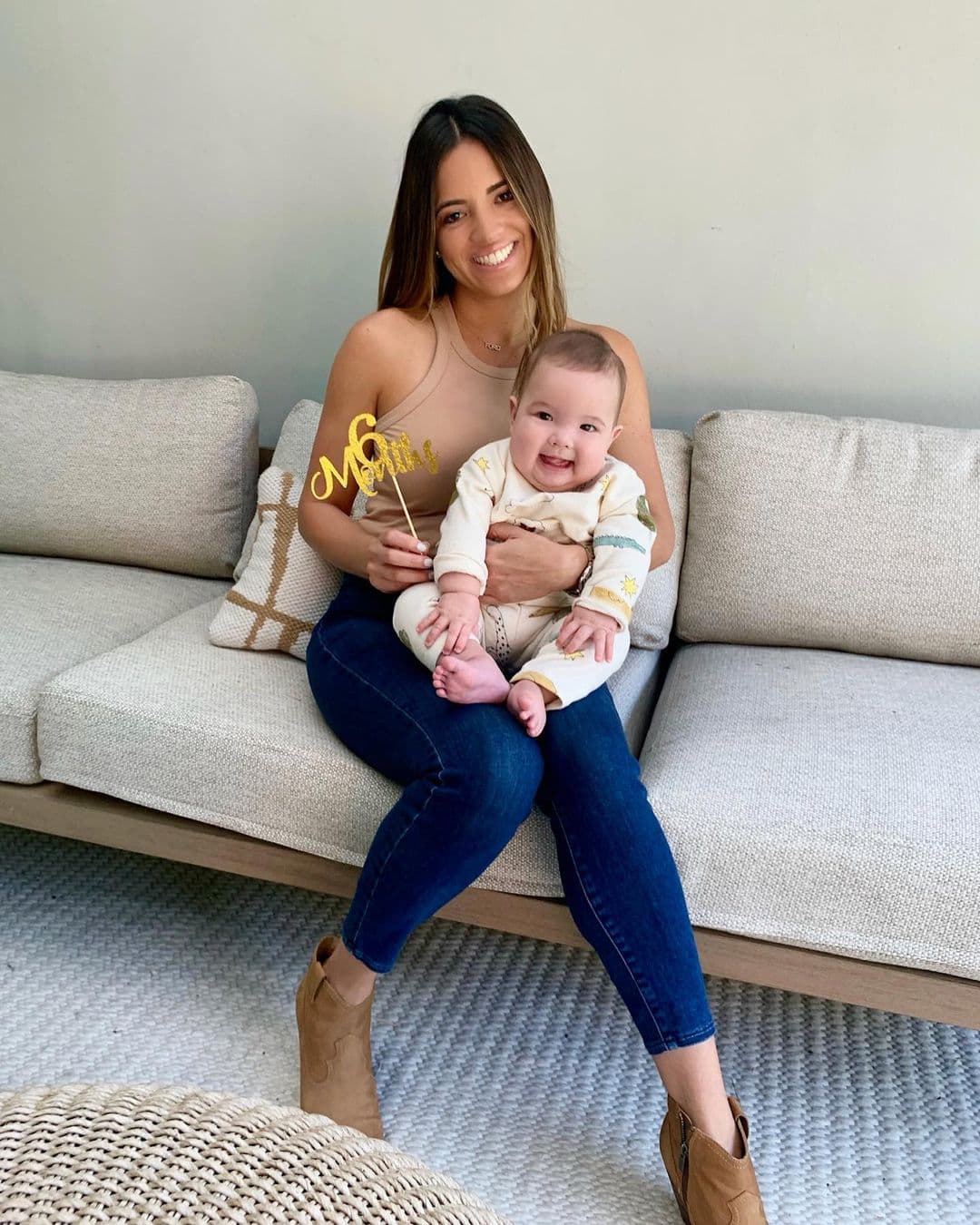 La conductora ha documentado el crecimiento del bebé a través de estos meses. Los seguidores de Silva han atestiguado la evolución del pequeño, desde que estaba en brazos hasta ahora que puede ponerse en pie.