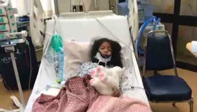 Hoy se estaría graduando en su kinder, pero en su lugar se recupera de una fractura de cráneo tras botellazo