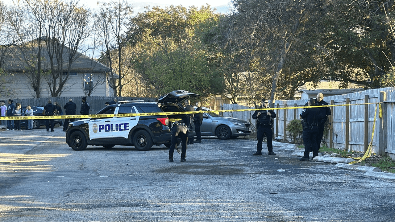 <h2 class="cms-H2-H2"><b>Christopher hace una declaración “inconsistente” a la policía</b></h2>
<br>La versión de Christopher dice que Matthew y Savanah fueron a su casa a venderle marihuana, según la orden de arresto.
<b>El joven de 19 años hizo otras declaraciones que, según la policía, fueron inconsistentes.</b> Según él, Matthew le apuntó con una pistola, pero Christopher logró manipular el arma, lo cual “resultó en la mujer siendo baleada”, dice el documento. Después, el sospechoso dijo que Matthew le volvió a apuntar con el arma, pero se la movió y también terminó baleado.
<br>
<br>Según la policía, esta información no es consistente a las lesiones que tenían Matthew y Savanah. Las autoridades dicen que tampoco coincide con la evidencia que se encontró en el Kia Optima cuando los hallaron muertos le 26 de diciembre.