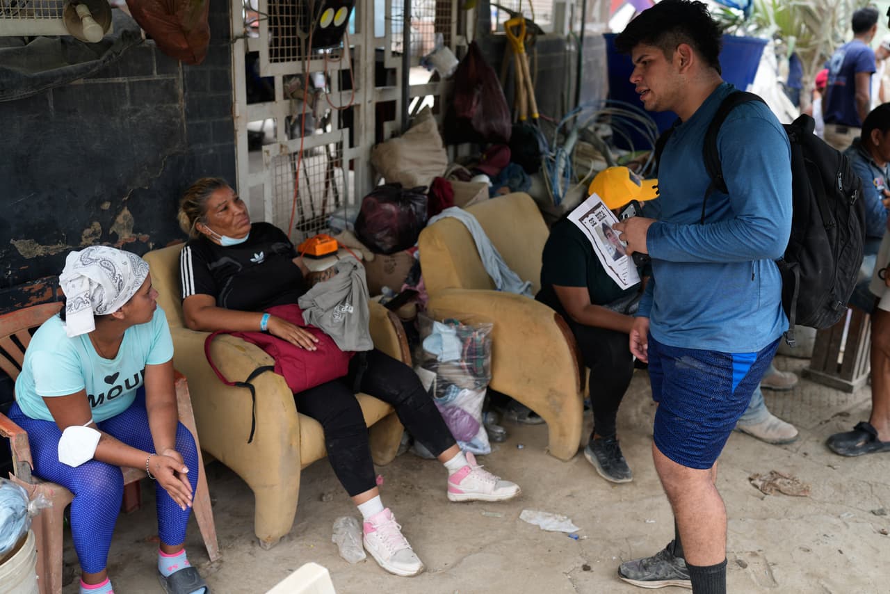 Pedro Gómez pregunta a la gente por su primo, Andrés Molina, que está desaparecido desde los terremotos, en La Guaira, Venezuela, el sábado 22 de agosto de 2026.