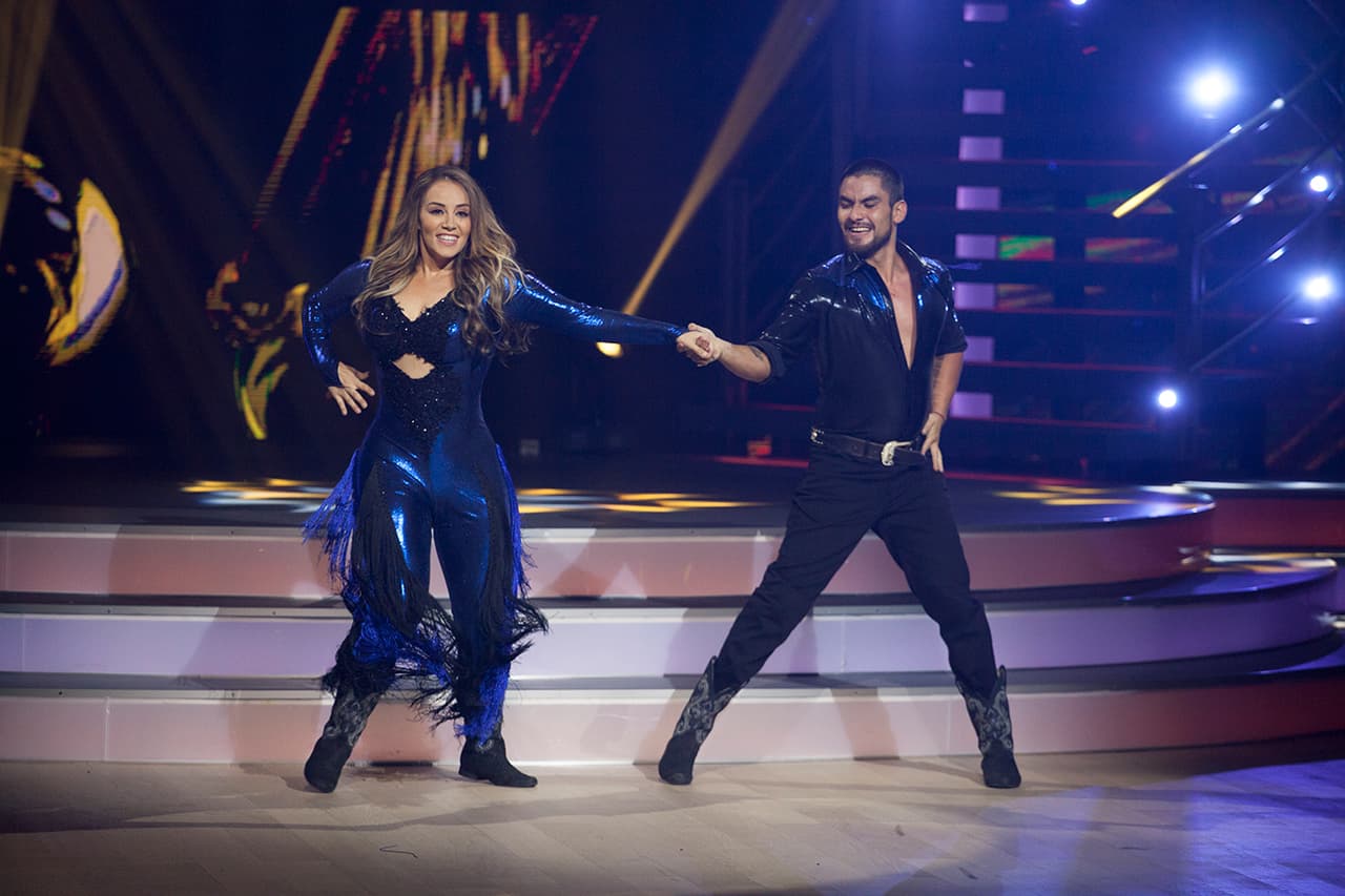 <b><a href="https://www.univision.com/shows/mira-quien-baila/el-amor-de-rosie-rivera-por-la-cumbia-tiene-que-ver-con-jenni-y-la-limpieza-del-hogar-video">Rosie Rivera</a></b> cuenta con el apoyo de su esposo Abel y sus tres hijos quienes se encuentran en la Ciudad de México aplaudiendo el esfuerzo que está haciendo la empresaria.