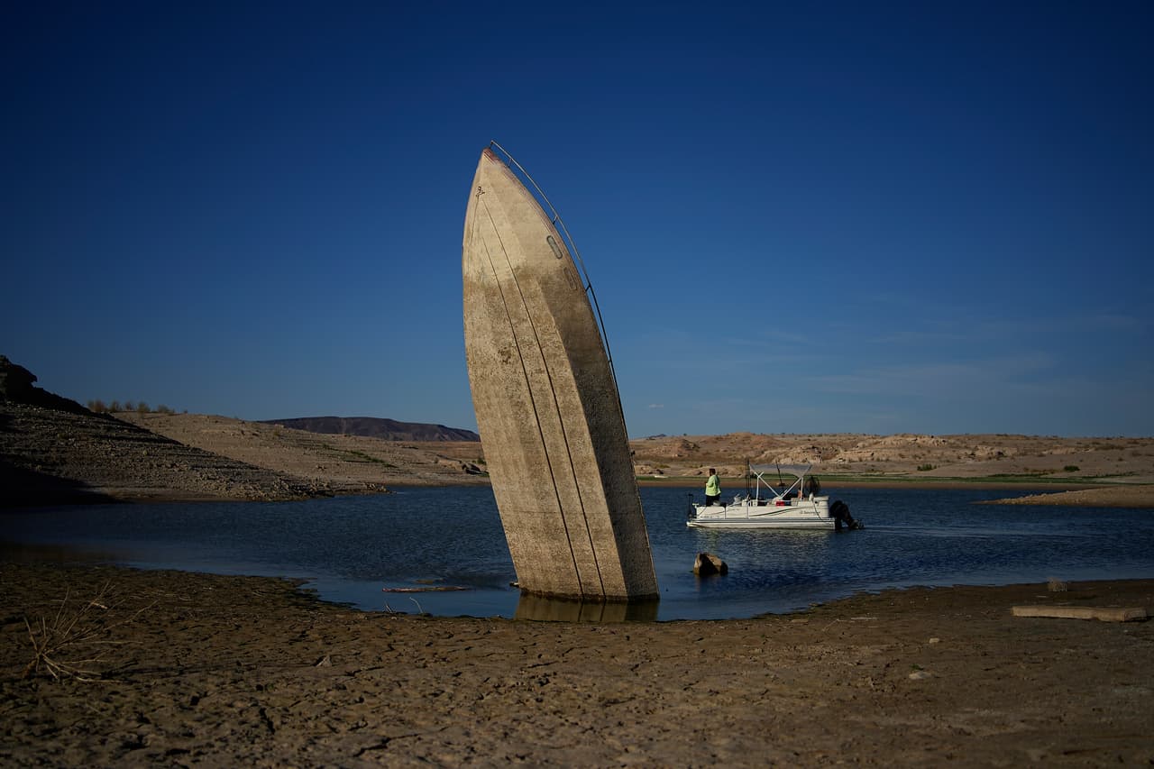 Un bote hundido hace varios años en el lodo junto al lago Mead, en Nevada, también alimentado por el río Colorado.