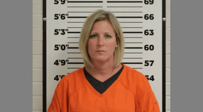 Elizabeth Giesler, subdirectora de una escuela secundaria en Missouri, fue acusada de tener relaciones sexuales con un estudiante de 16 años de edad.