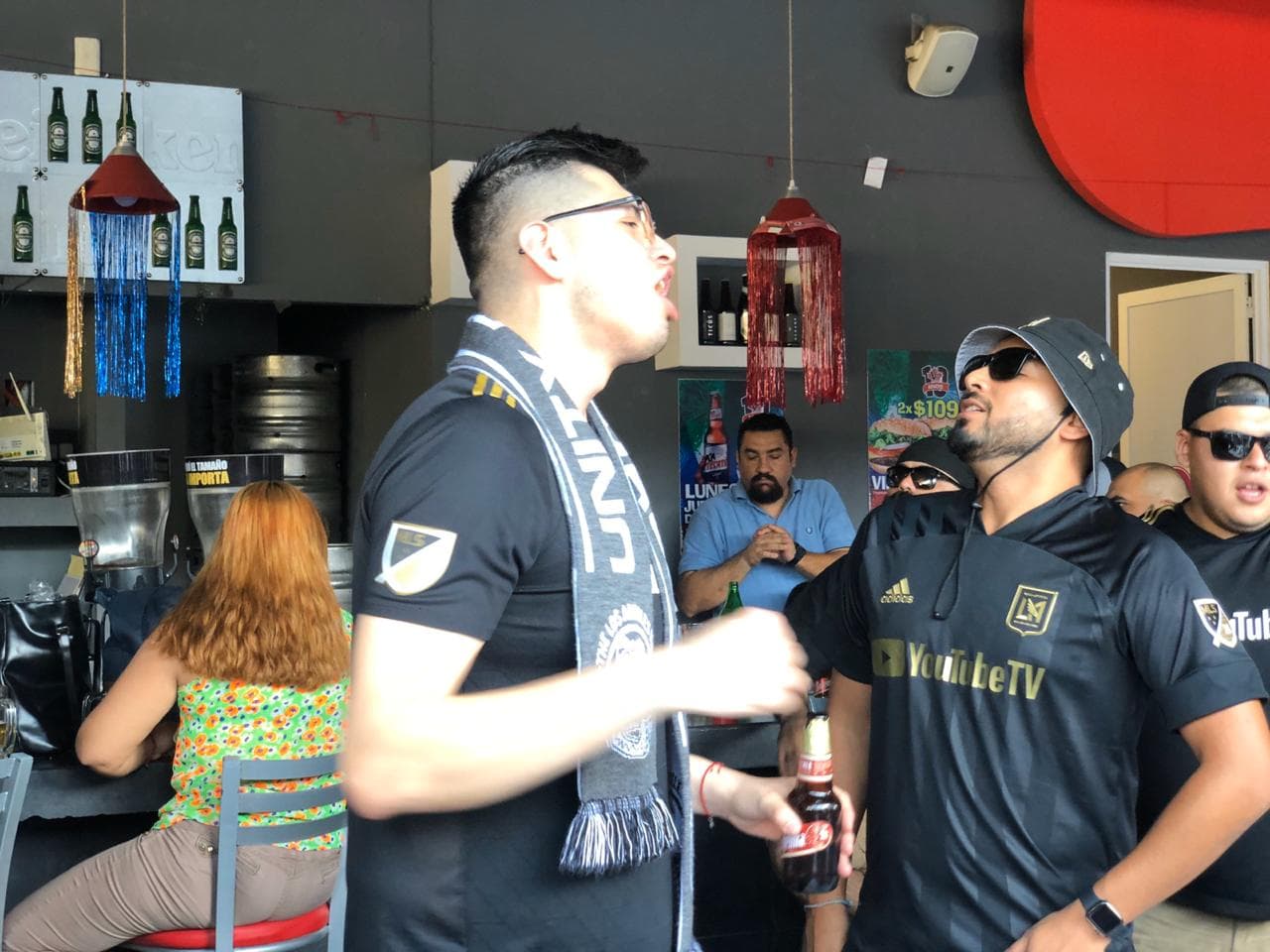 Muy prendida y animada la afición angelina, poniendo el color en León para alentar al LAFC.