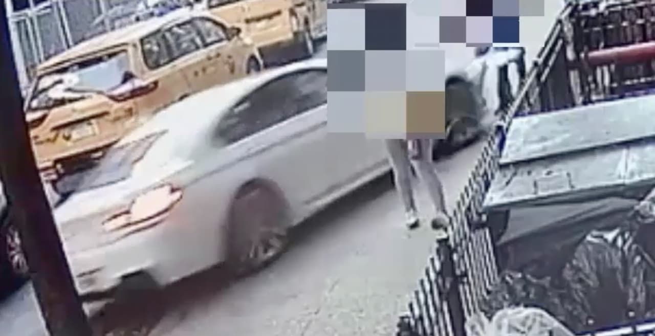 Conductor atropella a un hombre y a su hijo de 8 años, luego se baja del auto para acuchillar al padre