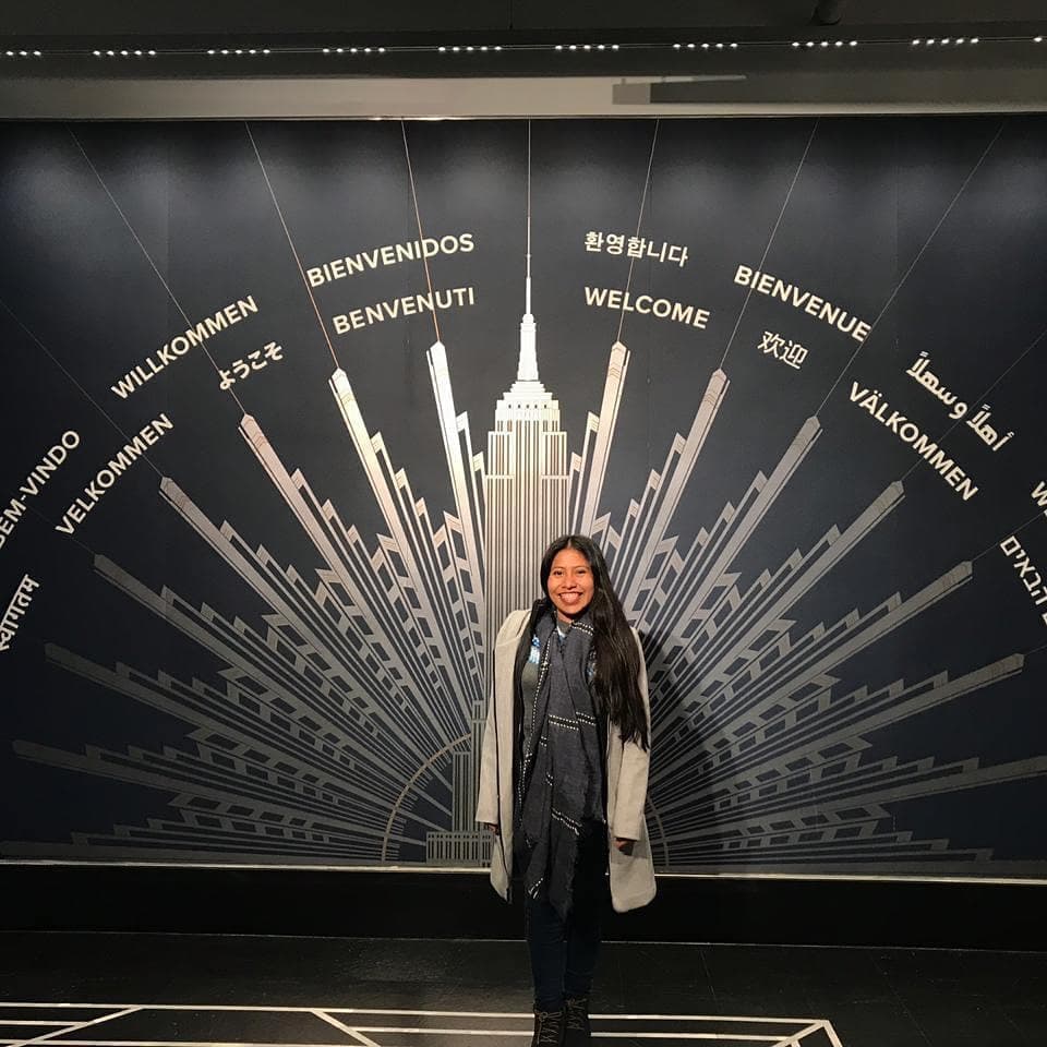 En primer lugar, tiene que tener la nacionalidad mexicana, con lo que
<b><a href="https://www.univision.com/entretenimiento/cine/yalitza-aparicio-la-extrabajadora-domestica-y-maestra-desempleada-que-cautiva-a-hollywood">Yalitza Aparicio cumple</a></b>, ya que nació en el estado de Oaxaca.