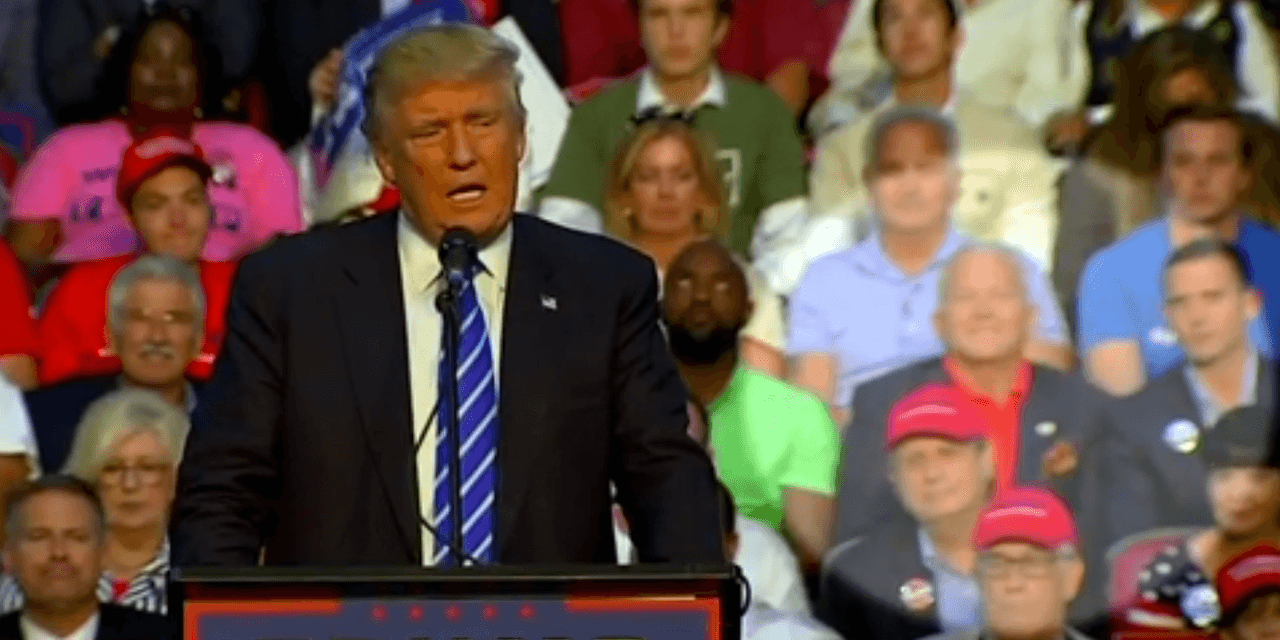 Otro invitado 'inconveniente' en un evento de campaña, esta vez fue el turno de Trump