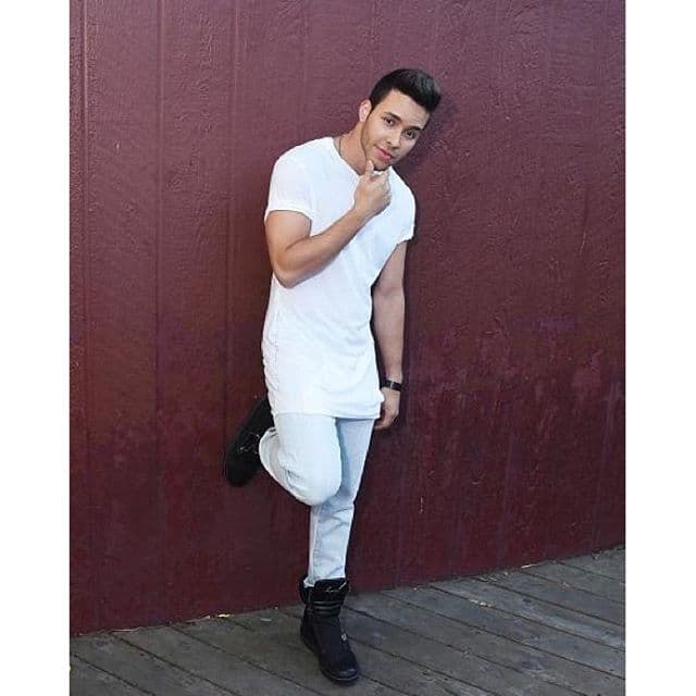 “Sigo aquí, abrazado a lo nuestro, a este amor tan inmenso que no sabe morir” – Incondicional.