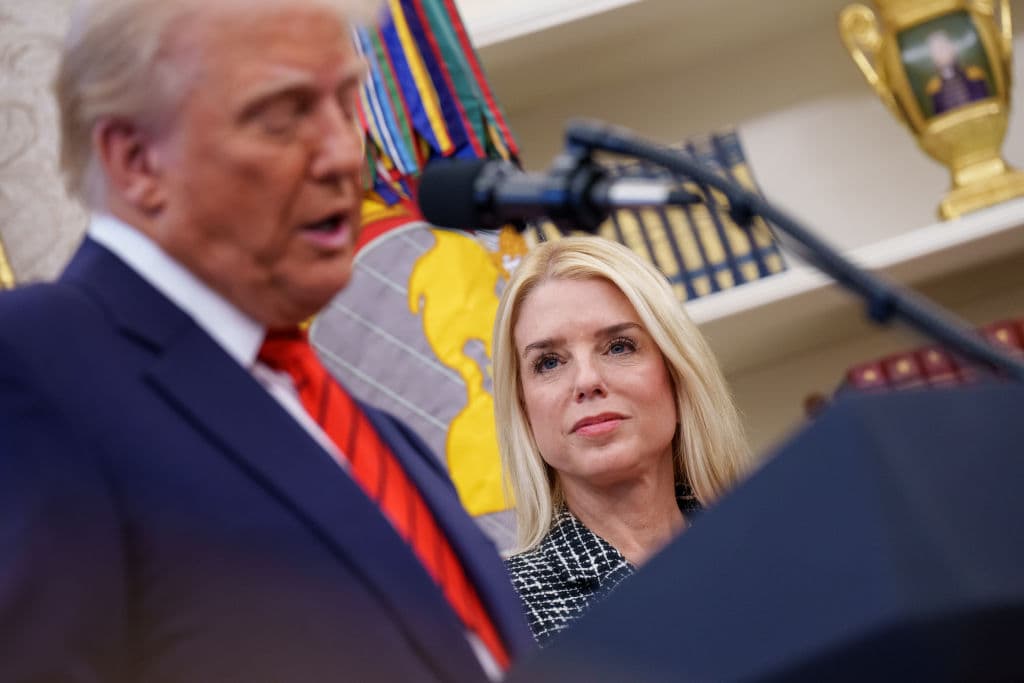 Pam Bondi junto a Donald Trump en el Despacho Oval para su juramentación como fiscal general de EEUU.